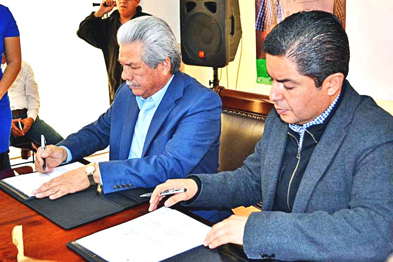 Pedro Gallegos, director general del IZEA y Enrique Flores durante la firma del documento ■ FOTO: LA JORNADA ZACATECAS