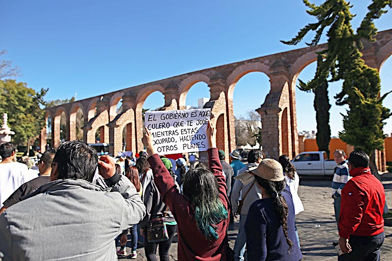 La manifestación inició con rumbo hacia la capital del estado por la avenida González Ortega, se hicieron distintas paradas en el recorrido ■ FOTO: ANDRÉS SÁNCHEZ