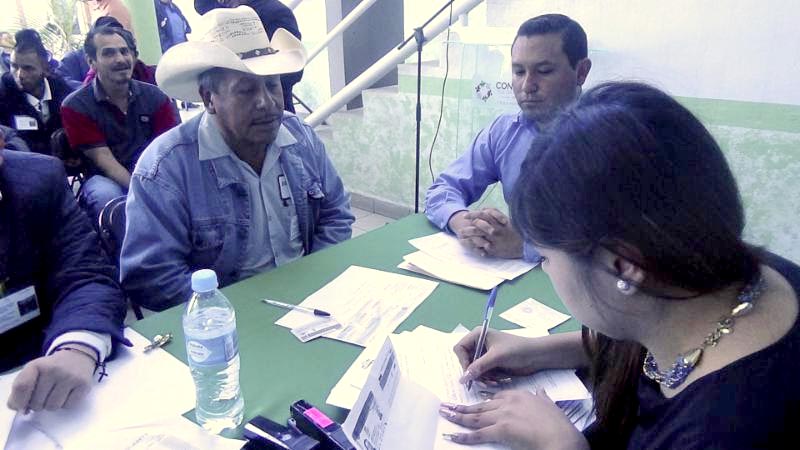 Migrantes de distintos municipios durante la entrega del estímulo económico ■ foto: la jornada zacatecas