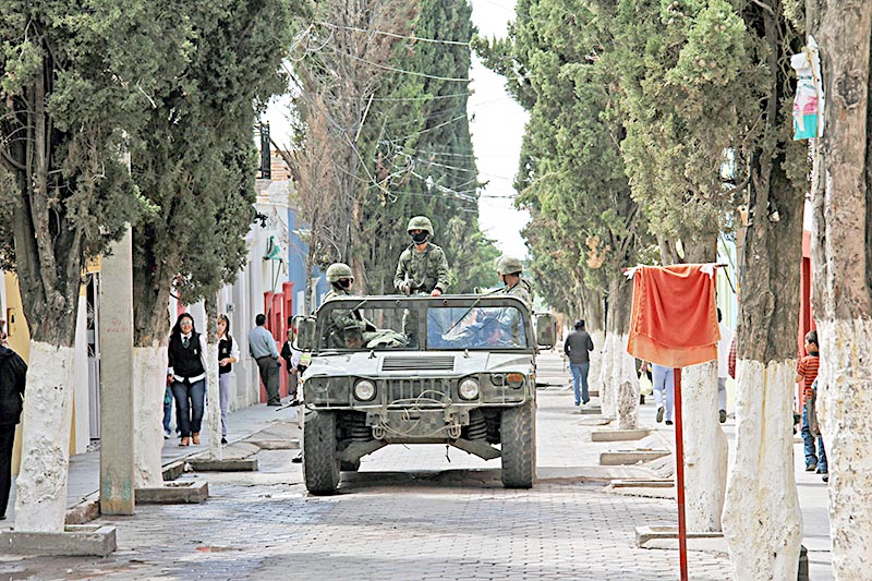 Imagen de archivo de operativos militares de disuasión en la cabecera municipal de Pinos ■ FOTO: LA JORNADA ZACATECAS