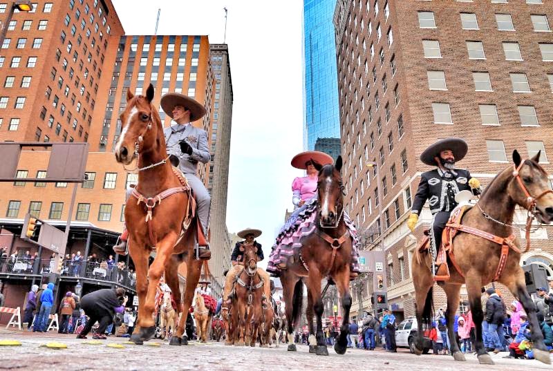 Encabeza el mandatario la tradicional cabalgata del Stock Show Rodeo y reafirma los lazos con la comunidad zacatecana migrante