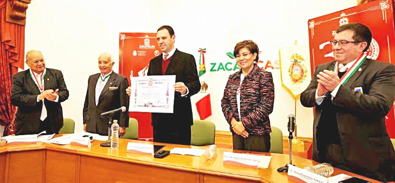 El gobernador recibió un reconocimiento de la Sociedad Mexicana de Geografía y Estadística ■ FOTO: LA JORNADA ZACATECAS