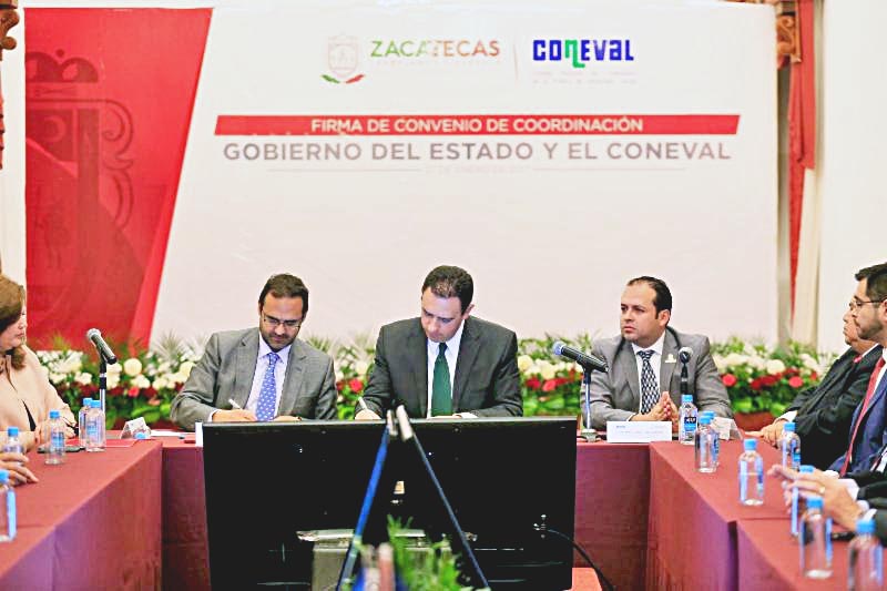 La reunión entre el jefe del Ejecutivo estatal y el secretario Ejecutivo del Coneval, Gonzalo Hernández Licona, se hizo en el Palacio de Gobierno ■ foto: LA JORNADA ZACATECAS