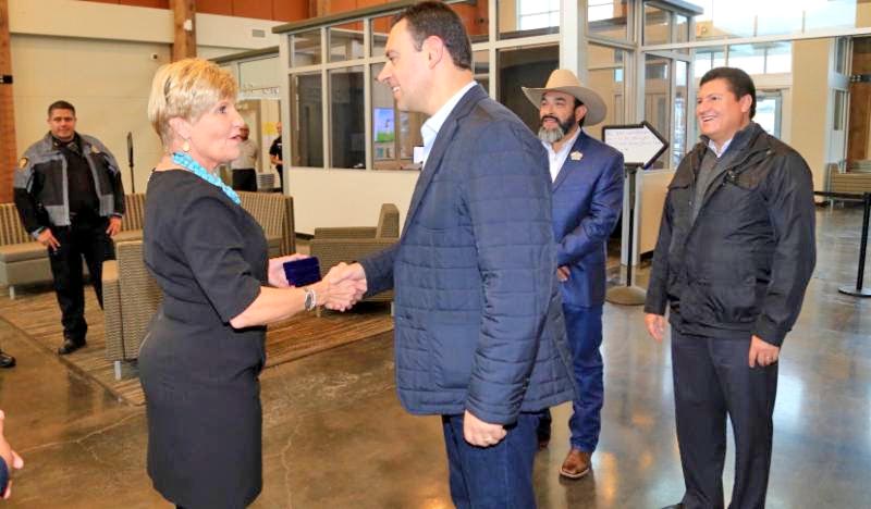 Al inicio de su gira el titular del Ejecutivo estatal se reunió con la alcaldesa de Forth Worth, Texas, Betsy Price ■ foto: la jornada zacatecas