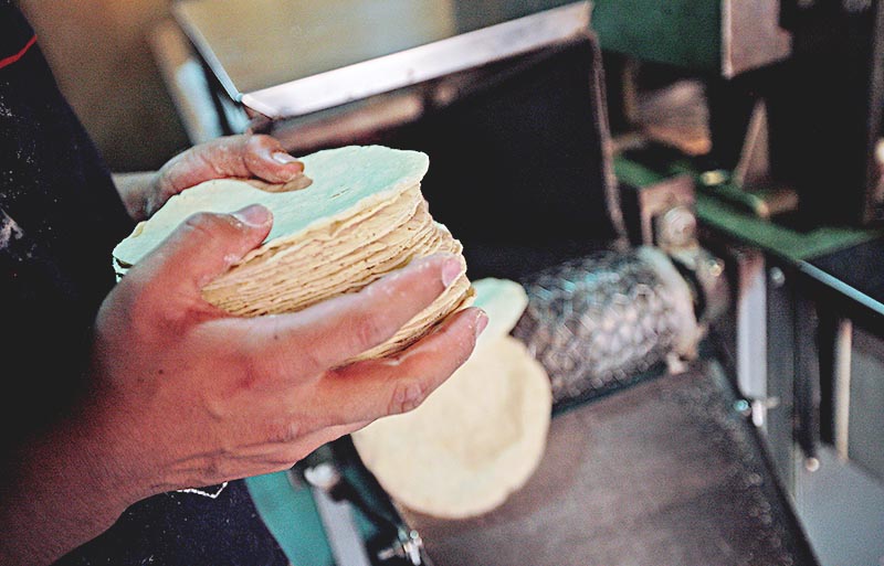 Debido al incremento en la gasolina y de algunos impuestos, el precio de la tortilla también incrementó ■ foto: ERNESTO MORENO
