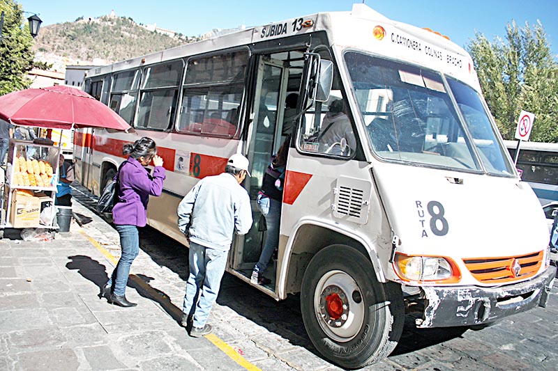 Actualmente el costo por el servicio en autobuses urbanos es de 6.50 pesos ■ foto: La Jornada Zacatecas