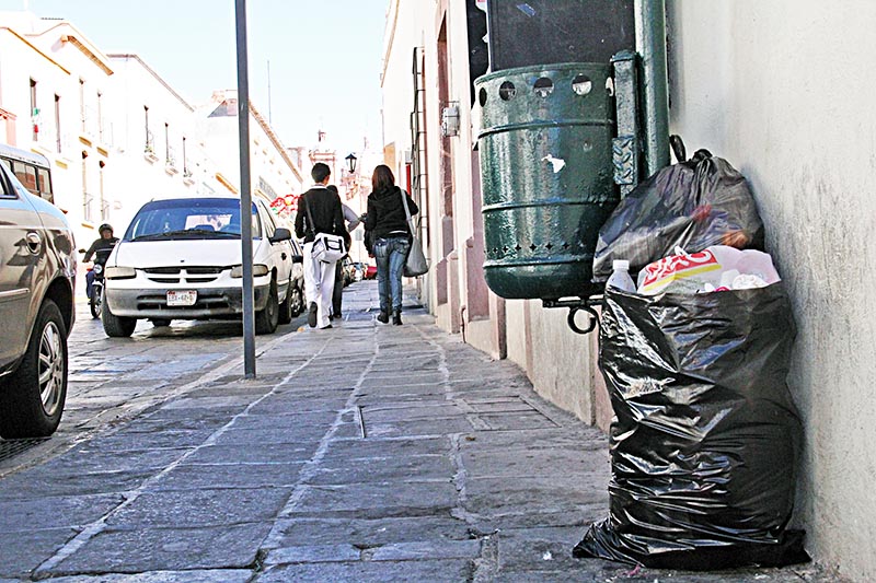 Actualmente, quedan cerca de 250 contenedores, distribuidos en diferentes puntos de la ciudad ■ foto: la jornada zacatecas