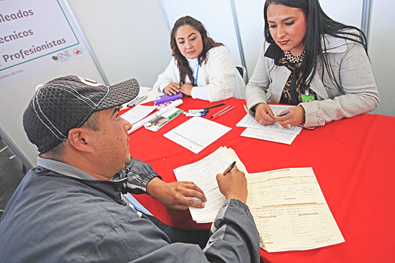 El gobernador inauguró la Feria del Empleo en el municipio de Zacatecas, en la que se ofertaron más de mil 200 vacantes ■ foto: ernesto moreno