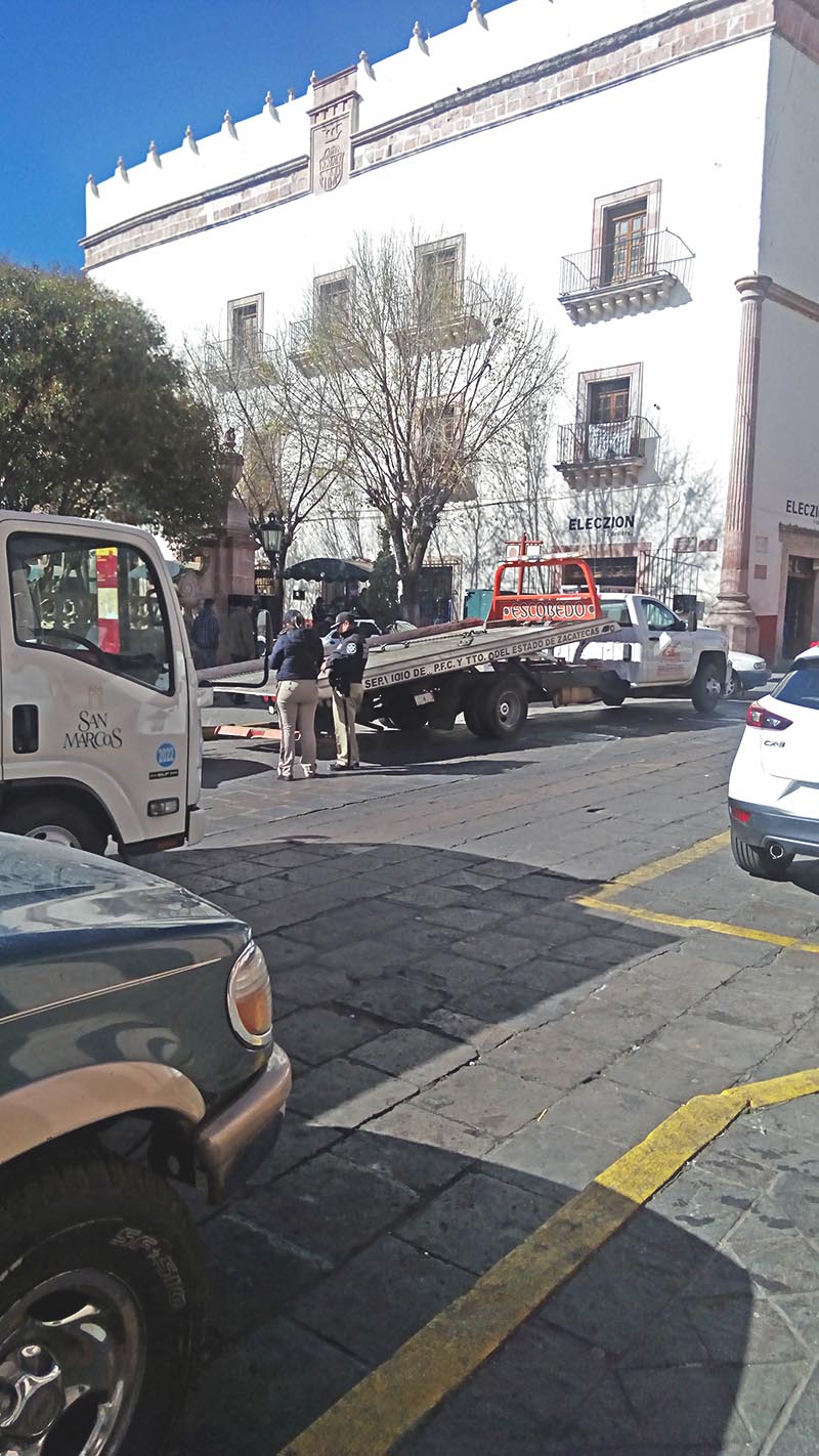 Este viernes agentes de Tránsito del estado retiraron autos mal estacionados en las inmediaciones del Jardín Independencia, en la capital ■ FOTO: LA JORNADA ZACATECAS