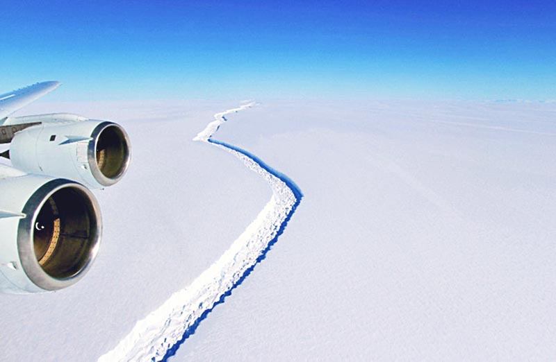 Vista aérea de la grieta en la plataforma de hielo Larsen C de la Península Antártica. ■ FOTO: NASA VÍA AP /