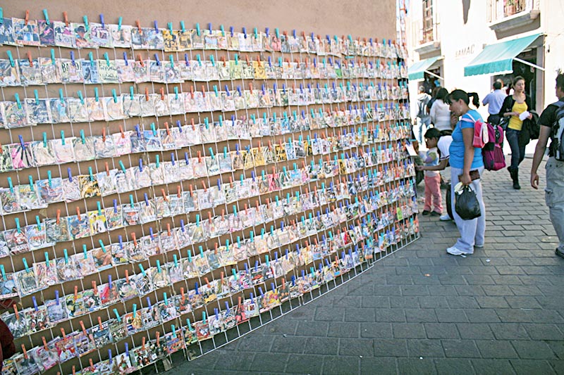 La compra de CDs y DVDs sigue vigente, por su bajo precio, pese a la baja calidad ■ FOTO: LA JORNADA ZACATECAS