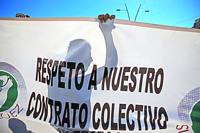 Este miércoles, estudiantes, docentes y padres de familia marcharon en defensa del Colegio de Bachilleres de Zacatecas ■ foto: ernesto moreno