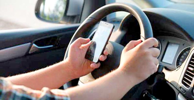 A quien se sorprenda usando el celular mientras maneja se le aplicará solamente una multa, informaron autoridades ■ foto: la jornada zacatecas