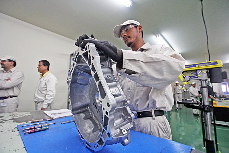 Cayeron las actividades industriales en la entidad. Imagen de archivo de una fábrica ligada al ramo automotriz, ubicada en el municipio de Guadalupe ■ foto: la jornada zacatecas