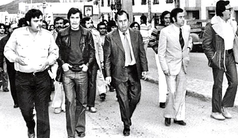 Integrantes del movimiento estudiantil de 1977 mientras encabezan una de las marchas de protesta que se realizaron en la capital del estado, las cuales estuvieron constituidas por múltiples integrantes e incluyeron mítines en plazas públicas de la ciudad. Foto: CUAUHTÉMOC PADILLA