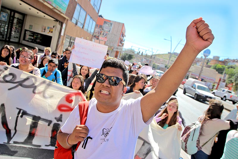 La movilización también se realizó para sumarse a las protestas sociales en contra del aumento en el precio de los combustibles, informaron los alumnos ■ FOTOS: la jornada zacatecas