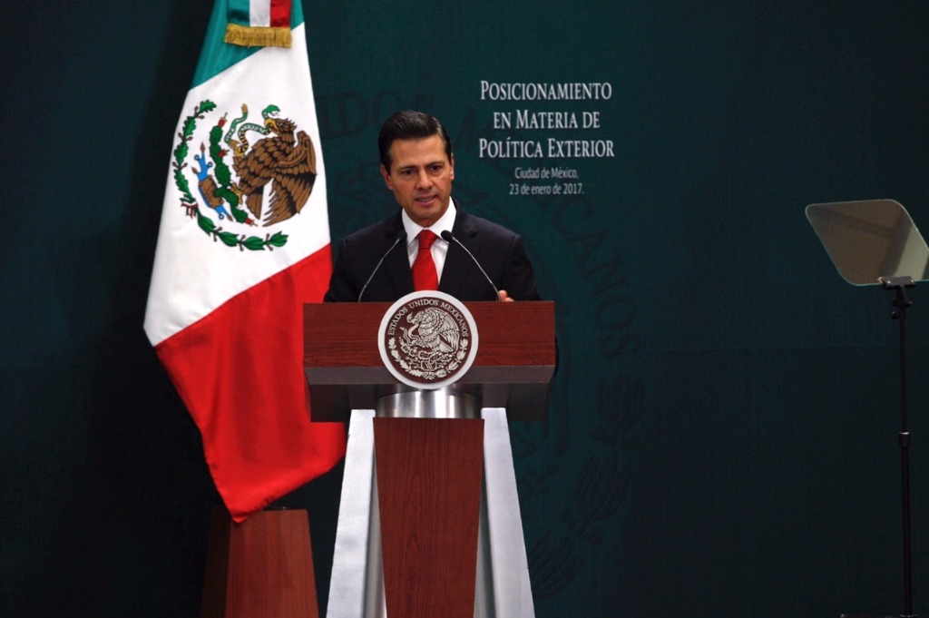 El presidente de México Enrique Peña Nieto durante el pronunciamiento en materia de política exterior en el salón Adolfo López Mateos de Los Pinos. Foto Cristina Rodríguez