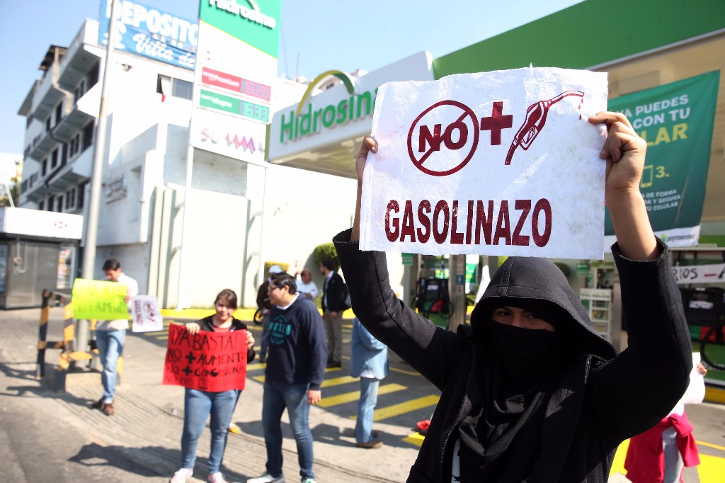 Manifestantes impiden el paso a automovilistas que intentan cargar gasolina en Calzada de Tlalpan, el 03 de enero de 2017. Foto Jesús Villaseca