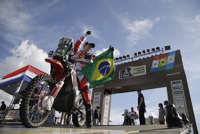 El piloto brasileño, Gregorio Caselani, durante la alargada de salida del rally Dakar en Asunción. Foto Ap