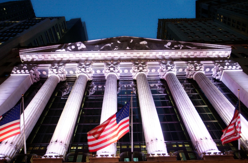 Banderas de Estados Unidos en la bolsa de valores de Nueva York. Foto Ap