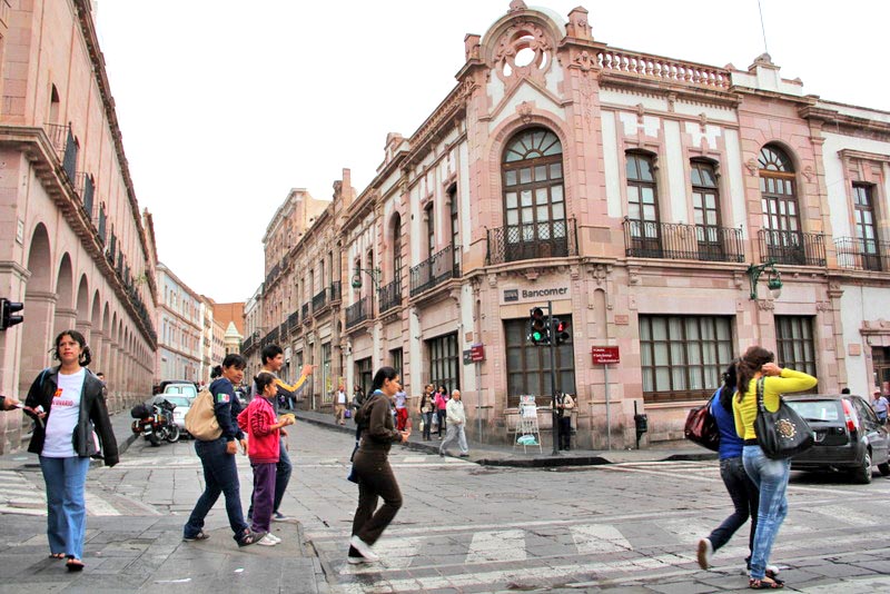 Ciudadanos reportaron robos en el Centro Histórico a transeúntes, quienes fueron despojados de teléfonos celulares y otras pertenencias ■ foto: la jornada zacatecas