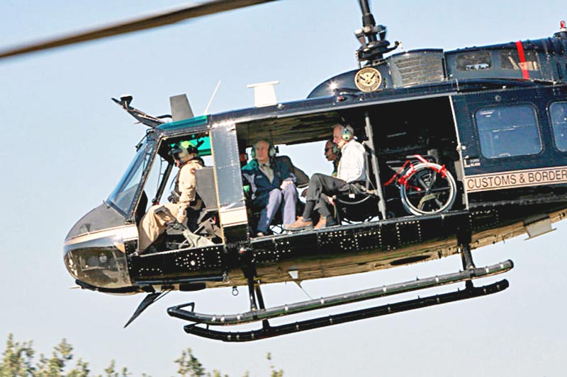 Kelly y Abbott en su recorrido en helicóptero ■ FOTO: PROCESO