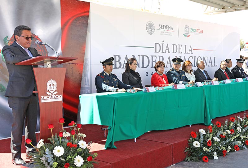 El magistrado Armando Ávalos Arellano participó en la celebración del Día de la Bandera ■ foto: la jornada zacatecas