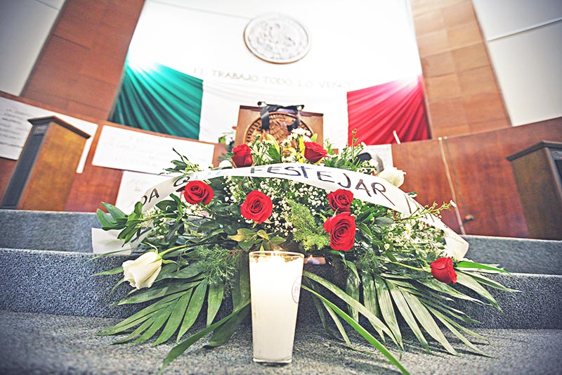 Grupos sociales tomaron la Legislatura de Zacatecas; cuestionaron la vigencia de la Constitución de 1917 ■ FOTO: ERNESTO MORENO