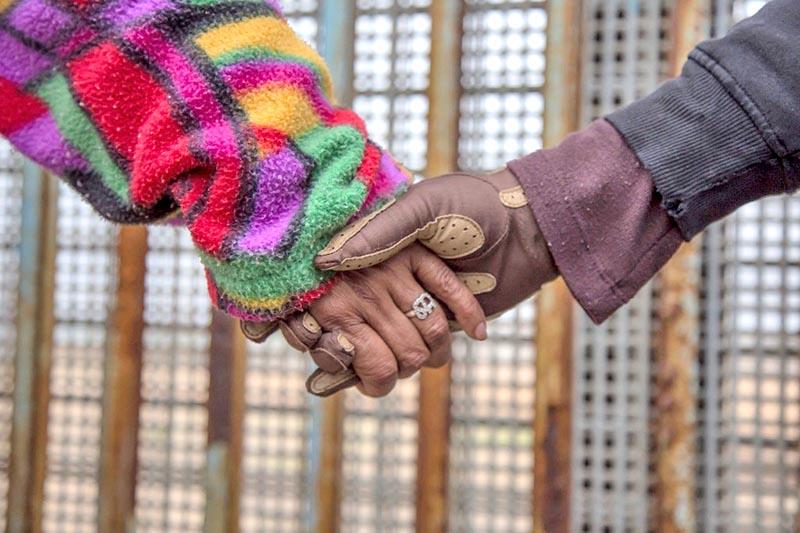 Con la detención de migrantes centroamericanos en su frontera, México “hace el trabajo sucio” a Estados Unidos, señaló la directora para las Américas de Amnistía Internacional, Erika Guevara-Rosas. Al presentar el informe 2016/17, en su parte regional de las Américas, dijo que el año pasado se registró un aumento histórico de 200% en las deportaciones de personas originarias de El Salvador. En los casos de guatemaltecos y hondureños, fue de 150%. Todos, detenidos y deportados desde territorio mexicano. En la imagen, dos personas se toman de la mano para formar la ‘valla humana’ que se realizó en Tijuana, para protestar contra las medidas de Trump ■ foto: cuartoscuro