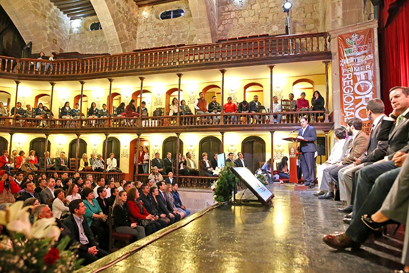 La inauguración del foro se efectuó en el teatro Hinojosa, en Jerez ■ FOTO: ANDRÉS SÁNCHEZ
