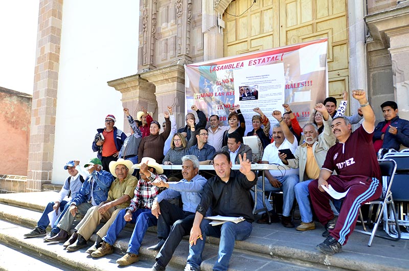 Los manifestantes ofrecieron una conferencia de prensa en el exterior del recinto legislativo ■ foto: andrés sánchez