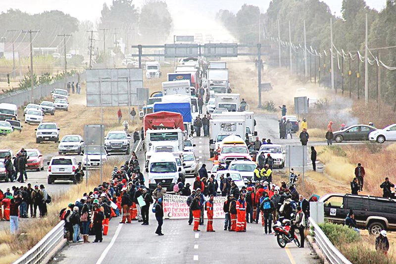 Este martes más de 500 trabajadores bloquearon durante varias horas la carretera federal 45 ■ foto: CORTESÍA MISAEL CAMARILLO