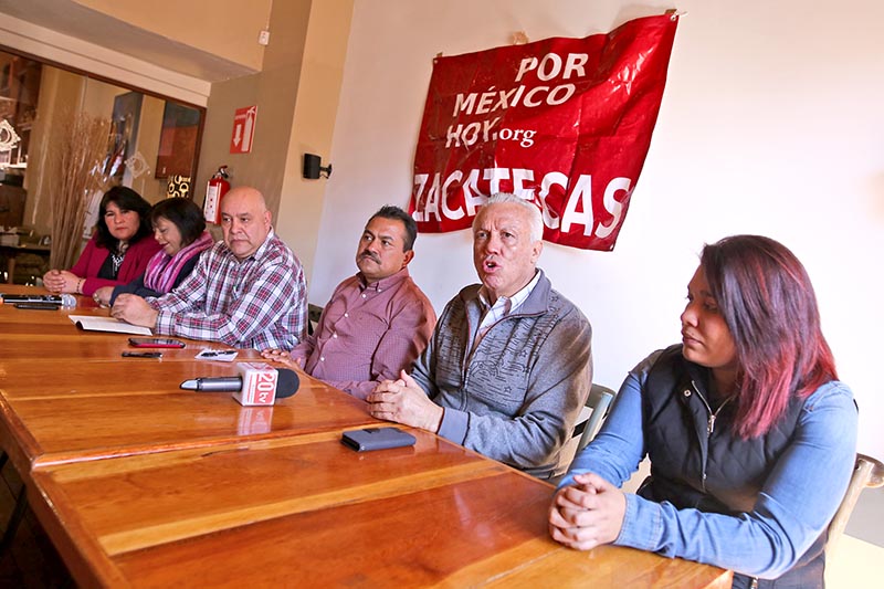 Integrantes del capítulo Zacatecas de Por México hoy, ofrecieron una conferencia de prensa en el Centro Histórico de la capital zacatecana ■ FOTO: ANDRÉS SÁNCHEZ