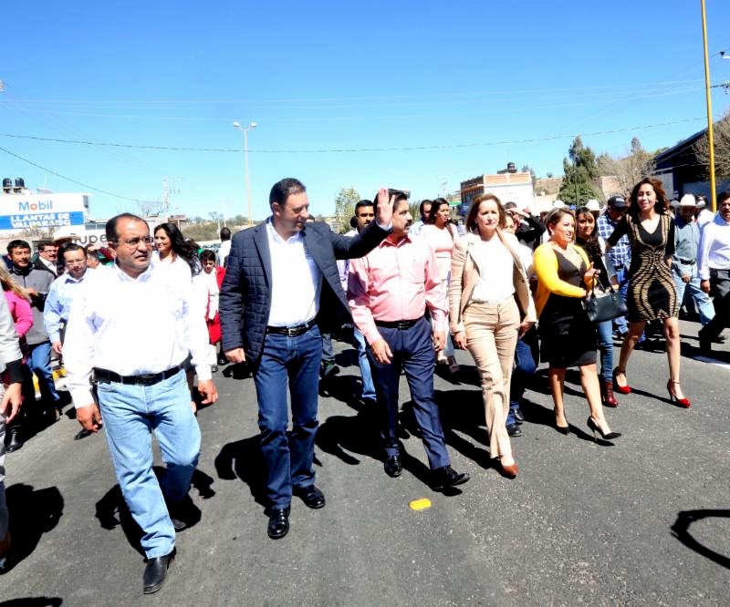 El gobernador entregó apoyos económicos a migrantes repatriados ■ foto: la jornada zacatecas