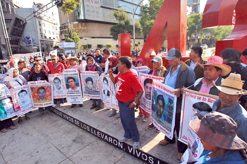 CIUDAD DE MÉXICO. Padres de familia de los 43 normalistas de Ayotzinapa marcharon este domingo del Antimonumento (que se ubica en la intersección de Reforma y Bucareli) al Hemiciclo a Juárez, donde se realizó un mitin. Demandaron justicia por el crimen contra sus hijos y la renuncia del presidente Enrique Peña Nieto, a quien responsabilizan, entre otros, de que el caso no haya sido solucionado todavía ■ foto: la jornada