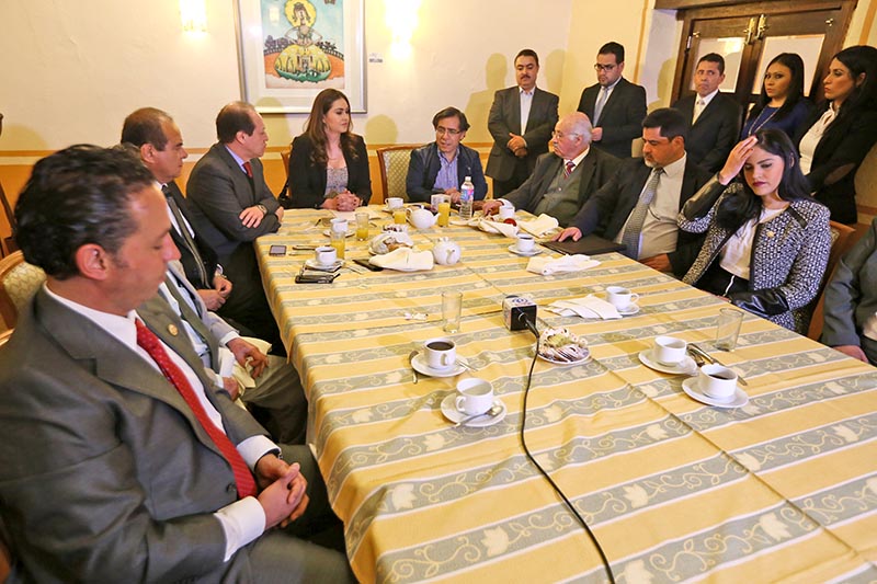 Uriel Márquez y diputados de diferentes fracciones brindaron una conferencia de prensa ■ foto: andrés sánchez