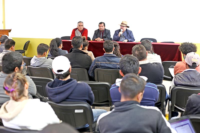 El periodista Javier Valdez impartió este miércoles una conferencia a estudiantes de la Unidad Académica de Economía de la UAZ ■ FOTO: ANDRÉS SÁNCHEZ
