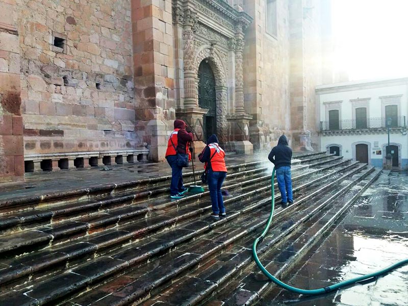 Personal del municipio trabaja para mejorar la imagen urbana ■ foto: la jornada zacatecas