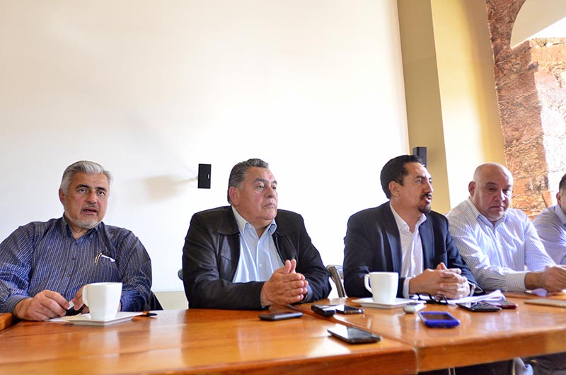 De izquierda a derecha, José Narro Céspedes, Arturo Ortiz Méndez y Camerino Márquez Madrid ■ FOTO: ANDRÉS SÁNCHEZ