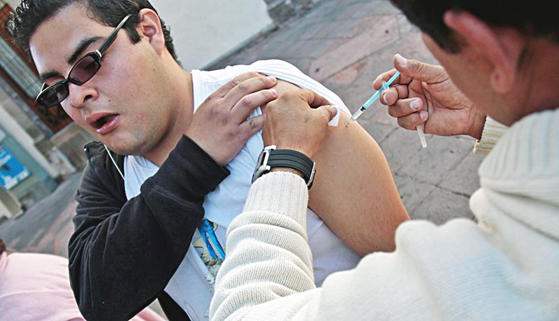 Afirman que fue positiva la participación de la ciudadanía en las campañas de vacunación anti-influenza ■ FOTO: LA JORNADA ZACATECAS