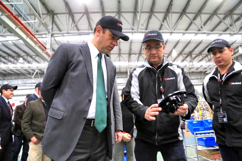 Recientemente el gobernador Alejandro Tello visitó la compañía japonesa Murakami, que produce espejos retrovisores para la industria automotriz en el Parque Industrial Aeropuerto ■ foto: la jornada zacatecas