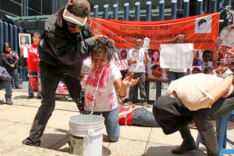 En junio de 2016, al lanzar la campaña Tortura Nunca Más, Organizaciones No Gubernamentales realizaron un performance frente a la sede de la PGR en la Ciudad de México ■ FOTO: LA JORNADA