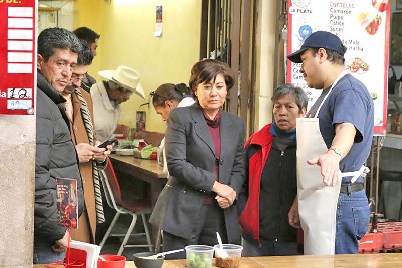 La presidenta municipal Judit Guerrero López durante su visita por el mercado de comidas ■ foto: la jornada zacatecas