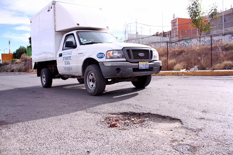 La reparación de baches provocará en ocasiones el cierre total de calles ■ foto: LA JORNADA ZACATECAS