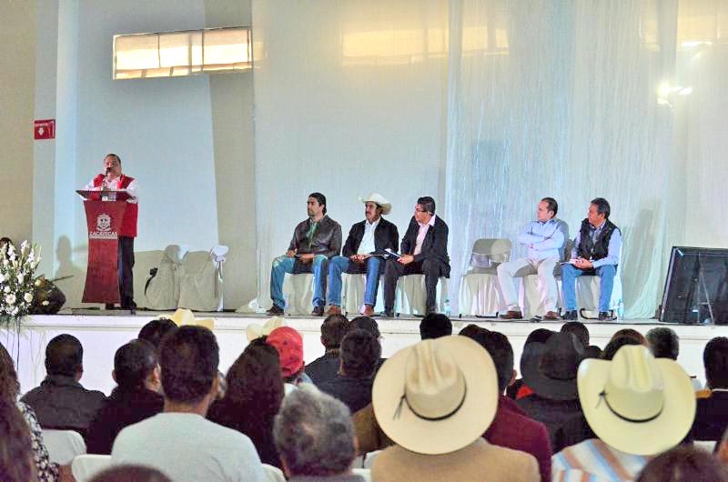 Otilio Rivera Herrera, secretario de Desarrollo Social (Sedeso) del estado, presentó el PED a presidentes municipales y población de cinco demarcaciones ■ FOTO: LA JORNADA ZACATECAS