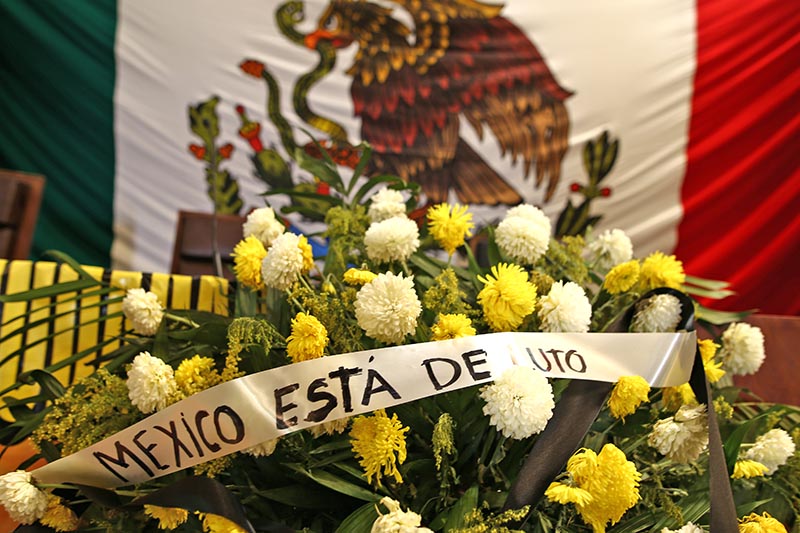 Integrantes de la Asamblea Estatal de Resistencias Ciudadanas y Civiles de Zacatecas colocaron arreglos florales en el salón de plenos ■ FOTO: ANDRÉS SÁNCHEZ