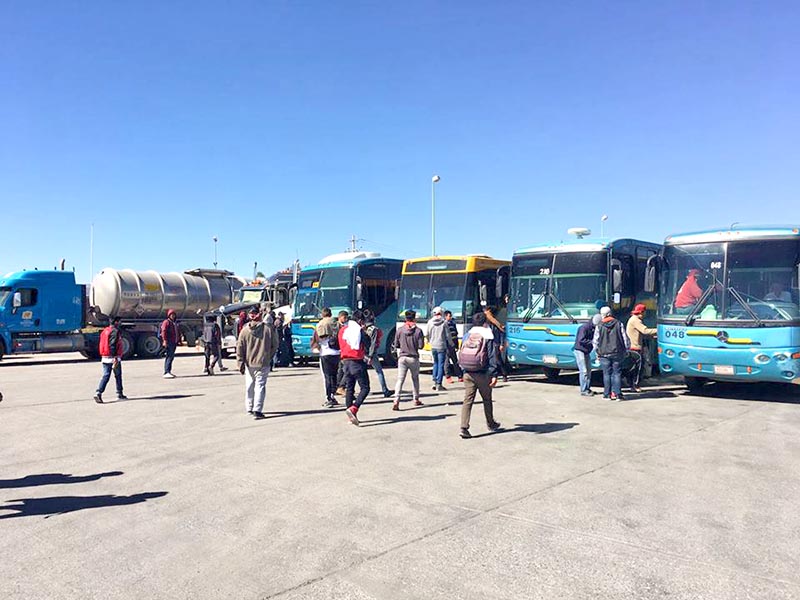 En la imagen, traslado de alumnos de la Normal Rural de San Marcos hacia una movilización, en autobuses de pasajeros ■ FOTO: LA JORNADA ZACATECAS
