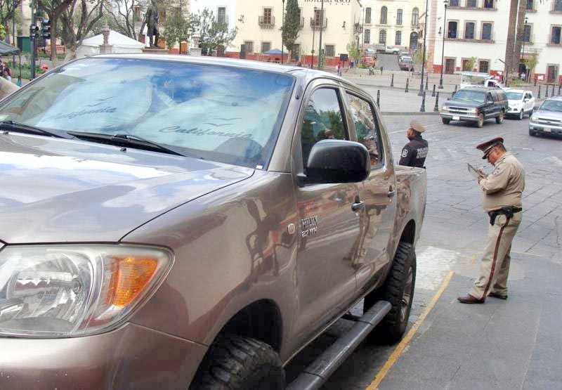 Estacionarse en lugares prohibidos, entre las principales infracciones ■ FOTO: LA JORNADA ZACATECAS