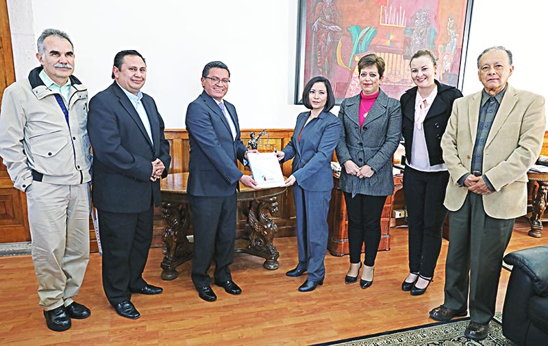 Armando Ávalos recibió el documento de María de la Luz Domínguez, quien fue acompañada por integrantes del Consejo Consultivo ■ FOTO: LA JORNADA ZACATECAS