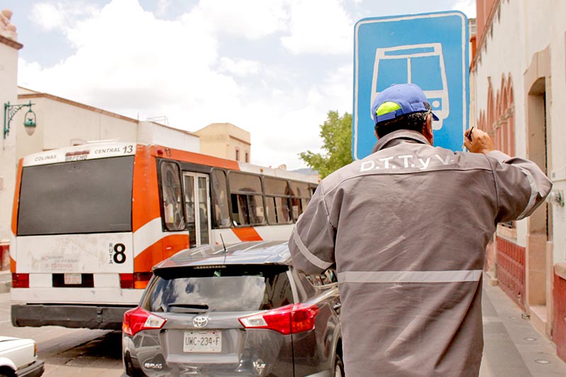En la imagen, un empleado de Tránsito del Estado pinta una señalética en un parabús ■ FOTO: RAFAEL DE SANTIAGO
